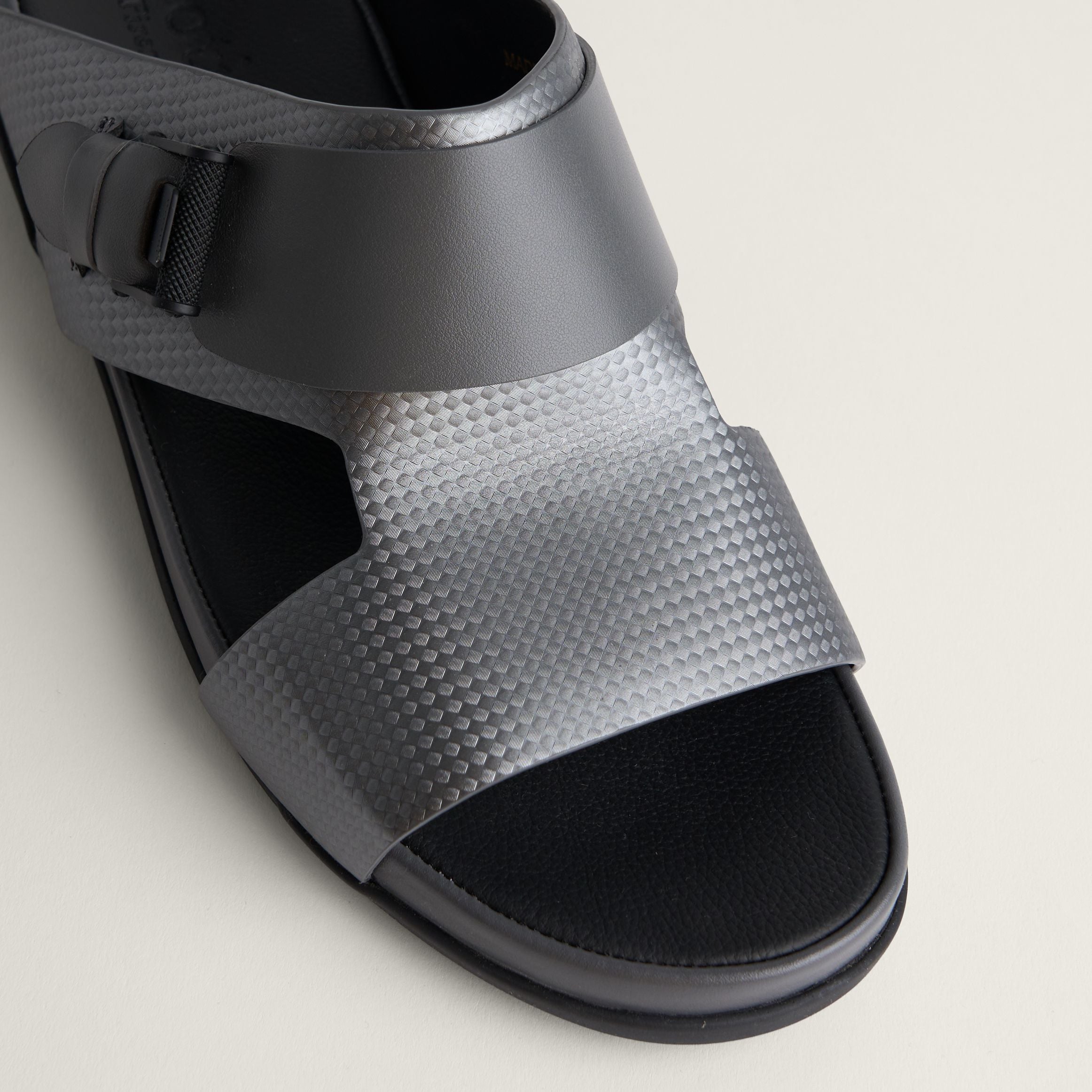 Sandal Carbon Metallic Grey